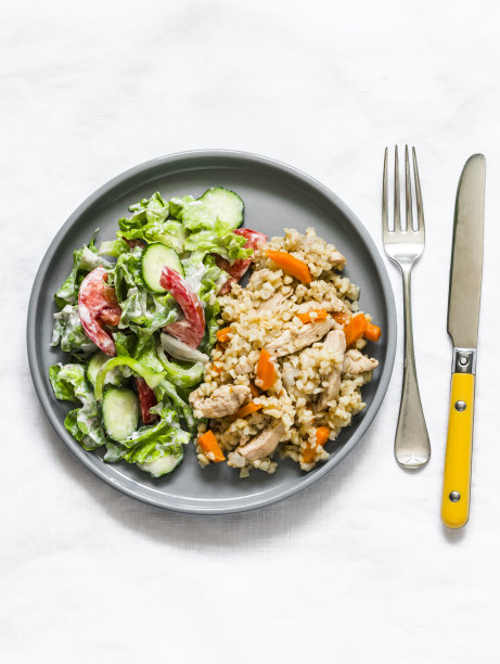 美味健康的午餐-碎干肉饭，鸡胸肉和新鲜蔬菜沙拉，在一个明亮的背景，俯视图图片下载