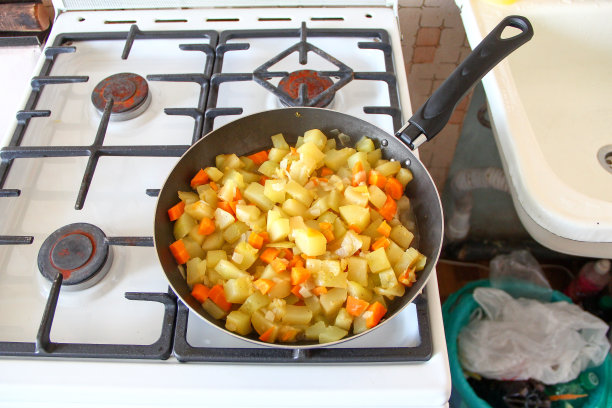用平底锅炖西葫芦和洋葱胡萝卜图片下载