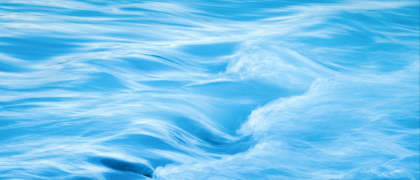 新西兰库克山胡克湖上光滑冰冷的湖水。图片下载