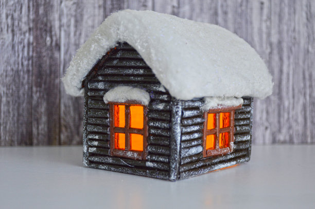 圣诞构图的房子与雪和光从窗户图片下载