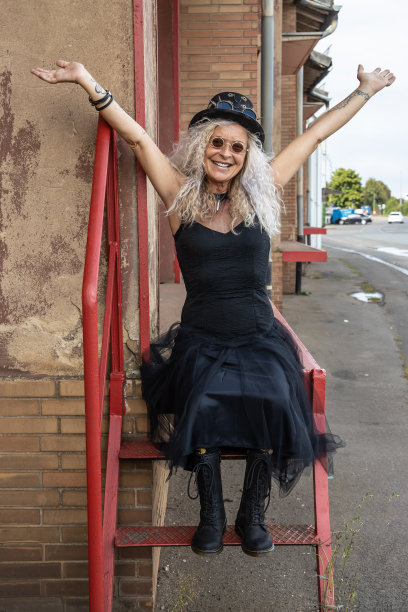 戴眼镜和蒸汽朋克造型的女人图片下载