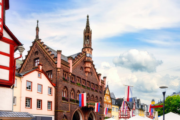 在德国蒙塔鲍尔老城，可以看到老市政厅和半木质房屋图片下载