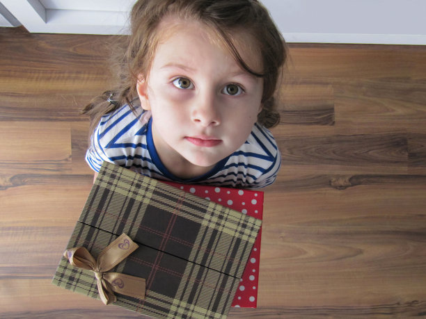 小女孩拿着礼品盒图片下载