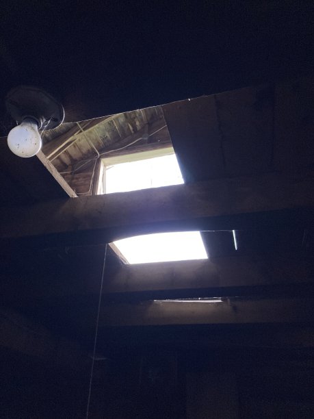 令人毛骨悚然的地下室。图片下载