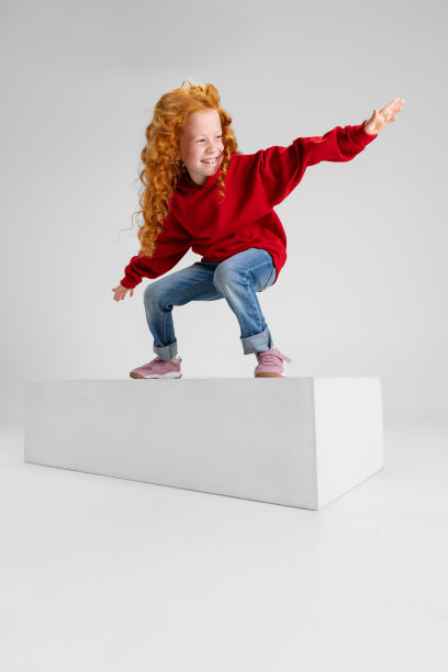 小女孩的肖像，孩子站在姿势的冲浪者孤立在灰色工作室背景。图片下载