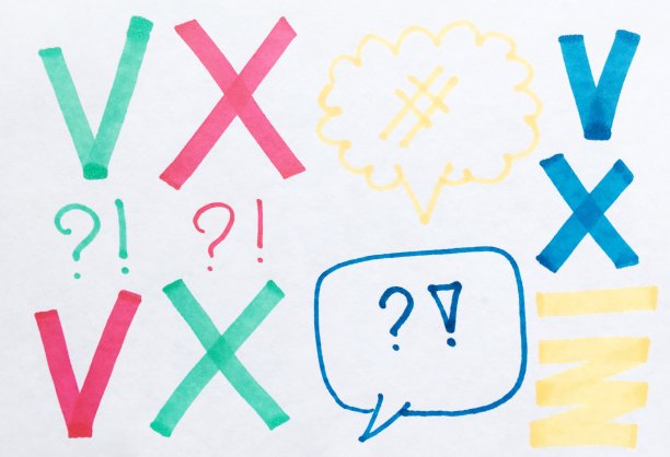 突出红色，绿色，黄色和蓝色的条幅，用记号笔画的横幅。图片下载