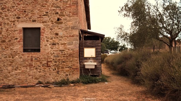 欧洲意大利翁布里亚(Umbria, Italy)乡村农舍花园镜子下的外部水槽图片下载