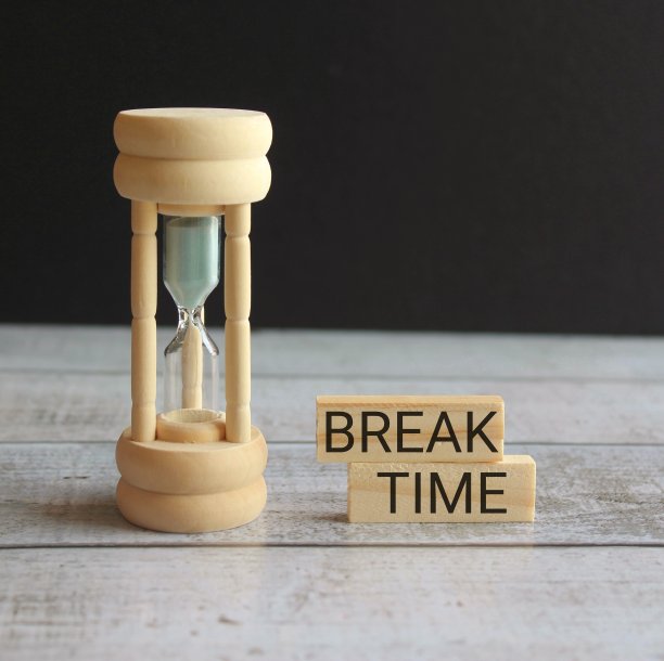 沙漏和木制立方体与文本休息时间图片下载