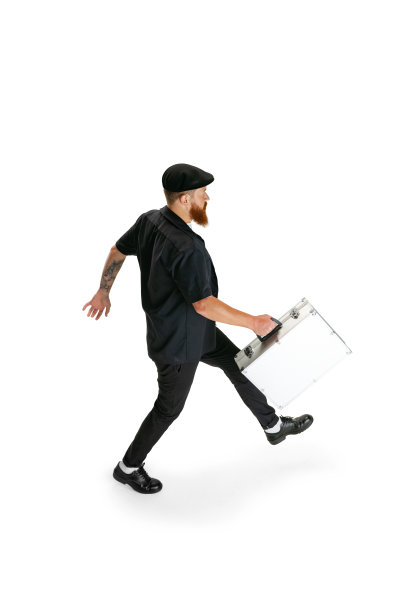 时尚的胡子男人的肖像，理发师或理发师孤立在白色工作室背景。拿着他的工作设备。图片下载