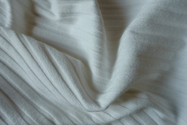 起皱的简单白色棉罗纹弹性织物图片下载