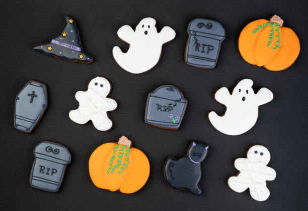 万圣节姜饼，南瓜，猫，鬼，墓碑在黑色背景图片下载