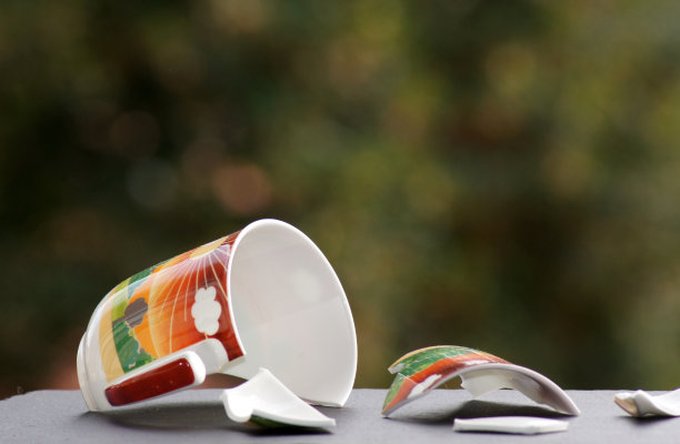 特写破杯作为象征图片下载