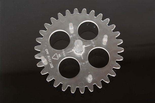 黑色的半透明塑料齿轮图片下载