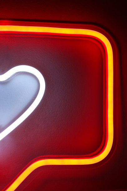 霓虹灯招牌红白相间，就像ins上的心形装饰。时尚的风格。情人节。图片下载