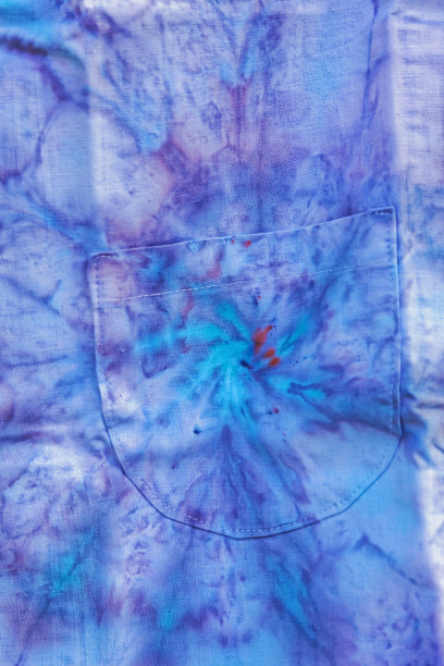 一个彩色扎染抽象背景的特写。手工染色棉织物纹理背景图片下载