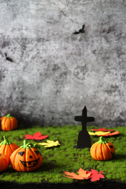 图片万圣节夜晚墓地场景模型，自制剪影切割形状，蝙蝠，橙色fondant糖霜南瓜Jack O'lantern，秋天的彩色树叶，墓碑形状，人造草表面，贺卡图片下载