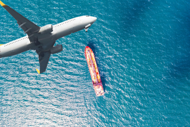 国际集装箱货运船舶和货运飞机的物流运输图片下载