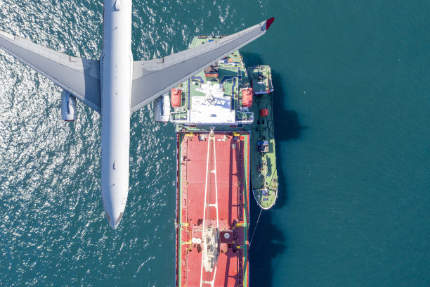 国际集装箱货运船舶和货运飞机的物流运输图片下载
