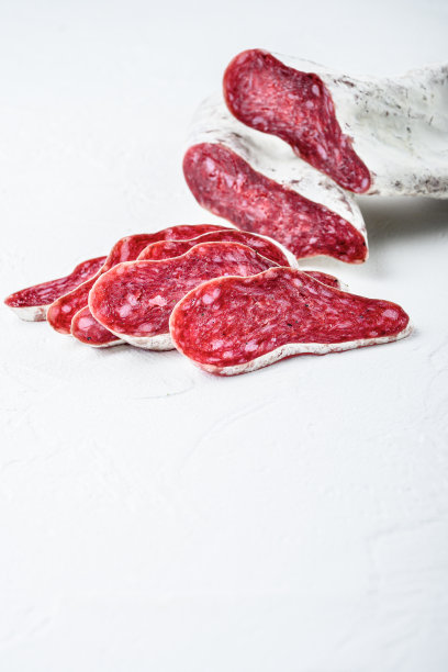 切片的龙格尼扎，干腌西班牙香肠在白色纹理背景与文字空间图片下载