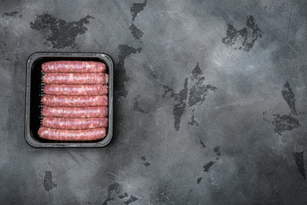 新鲜的波兰香肠包，在灰色石头桌子背景，顶部视图平铺，文本复制空间图片下载
