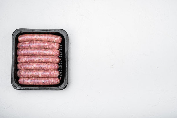 香肠包，在白石桌子的背景上，俯视图平铺，与文本的复制空间图片下载