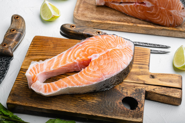 鲑鱼切，在白石桌子的背景上图片下载