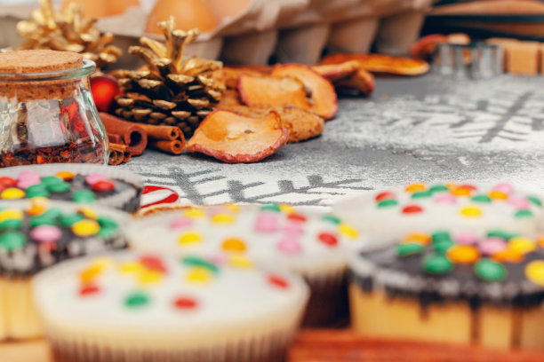 圣诞松饼和糖霜在桌子上图片下载