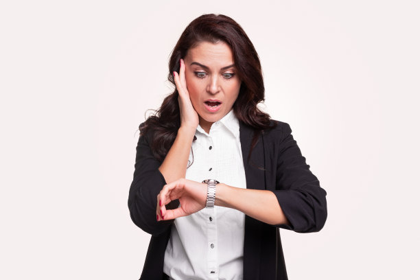 忧心忡忡的女商人看着手表图片下载