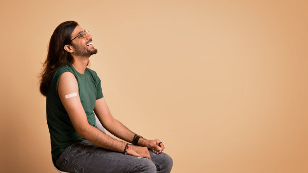 快乐的中东男人接种疫苗后在椅子上休息图片下载