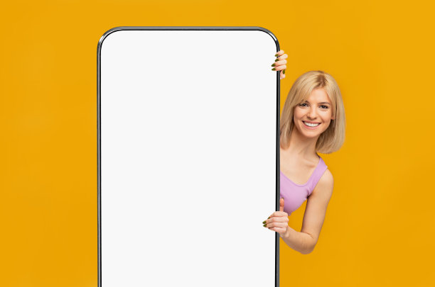 一名女子展示着空白的智能手机屏幕，并向外窥视图片下载