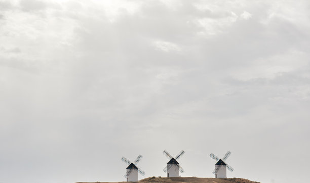 西班牙卡斯蒂利亚拉曼查的古老风车图片下载