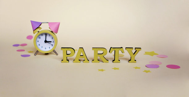 带黄色闹钟的派对迎宾海报图片下载