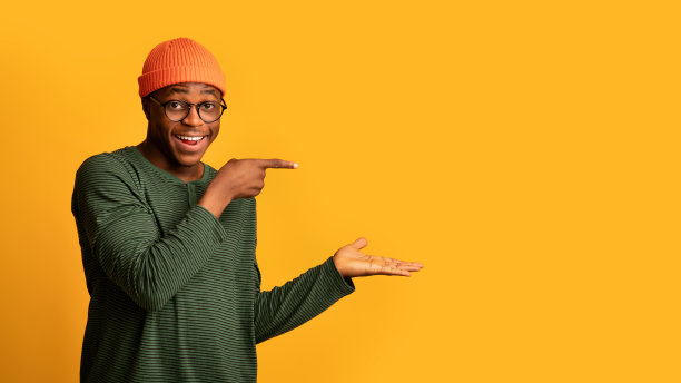 看看这个。欢快的黑人用手指着张开的手掌图片下载