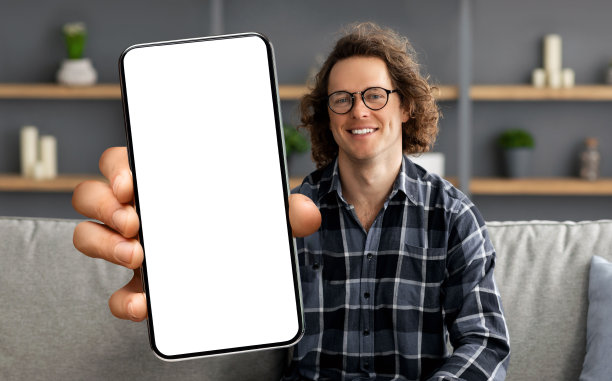 男子在镜头前展示空白的智能手机屏幕图片下载