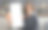 男子在镜头前展示空白的智能手机屏幕图片下载