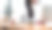 一名女子在办公室用笔记本电脑工作时，手握一杯咖啡。图片下载