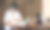 年轻美丽的女人戴着眼镜，幸福地坐在办公室里。图片下载