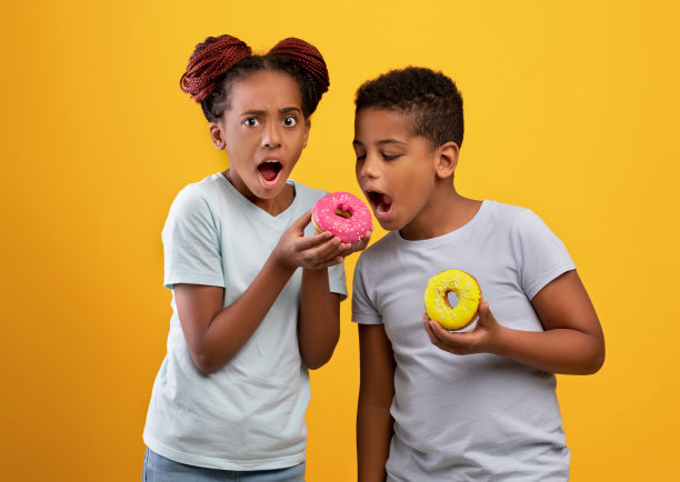 爱吃甜食的黑人咬他妹妹的甜甜圈图片下载