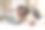 非洲妇女使用笔记本电脑在线学习在卧室做笔记图片下载