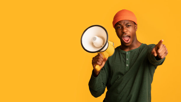 的关注。情绪化的黑人拿着扩音器大喊大叫，手指着镜头图片下载