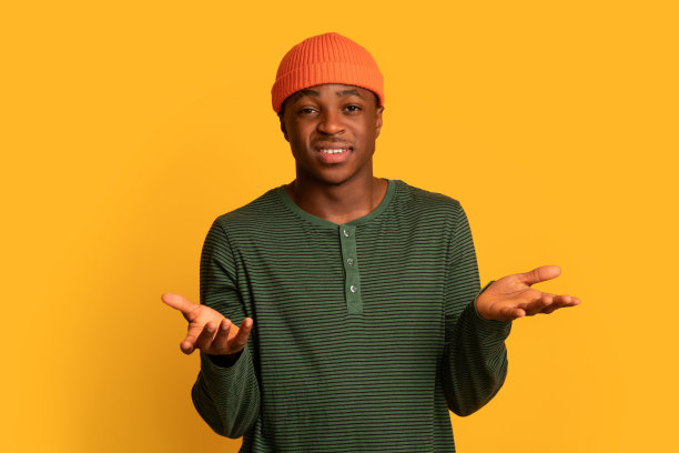 不高兴的黑人在镜头前摊开双手抱怨图片下载