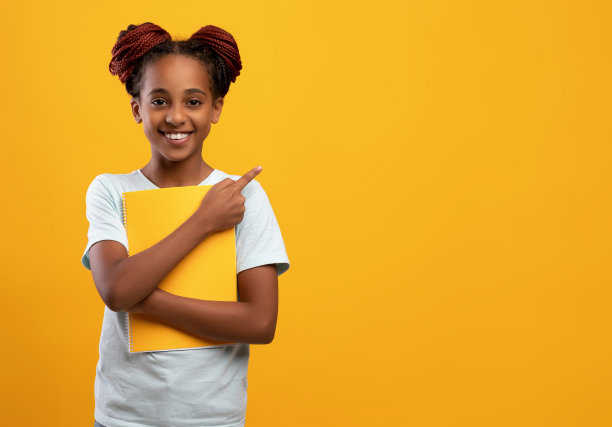 快乐的非裔美国女学生拿着记事本图片下载