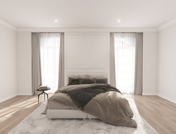 在阳光明媚的日子里，这间经典的白色房间有两扇窗户、白色窗帘和木地板。图片下载