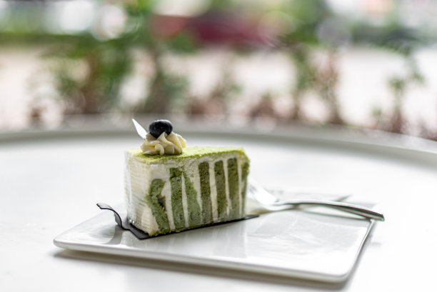 精美的西式蛋糕和甜点放在白色的盘子里图片下载