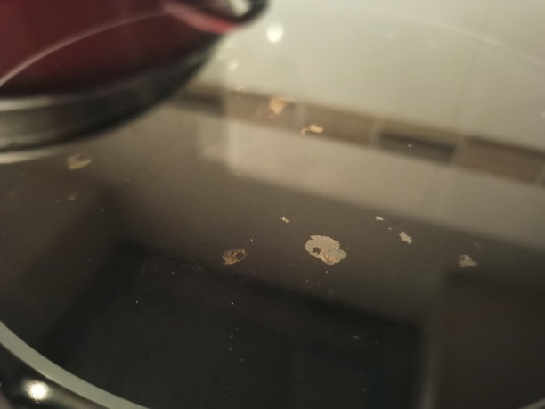 有缺陷的陶瓷滚刀表面污迹关闭图片下载