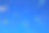 五彩缤纷的五彩纸屑在清澈的蓝天背景上。h的概念图片下载