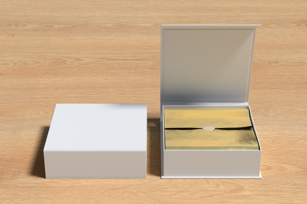 白色打开和关闭的正方形折叠礼盒模拟与木制背景上的金色包装纸。前视图。图片下载