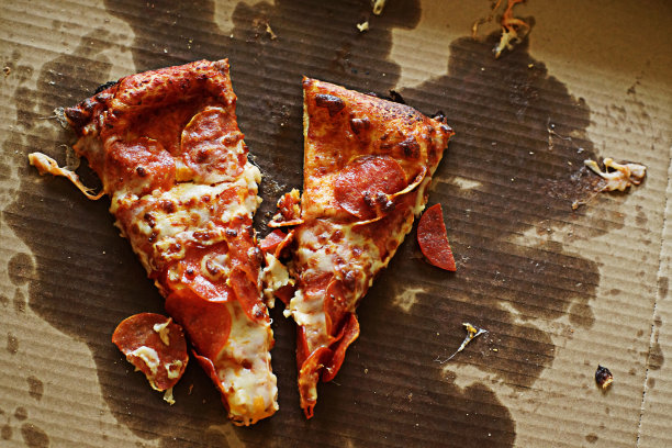 两块披萨在原来的硬纸板容器图片下载