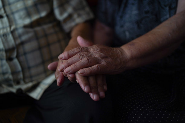 老夫妻手拉手互相扶持图片下载