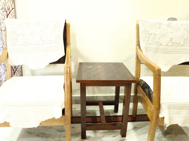 两椅子间的桌子图片下载